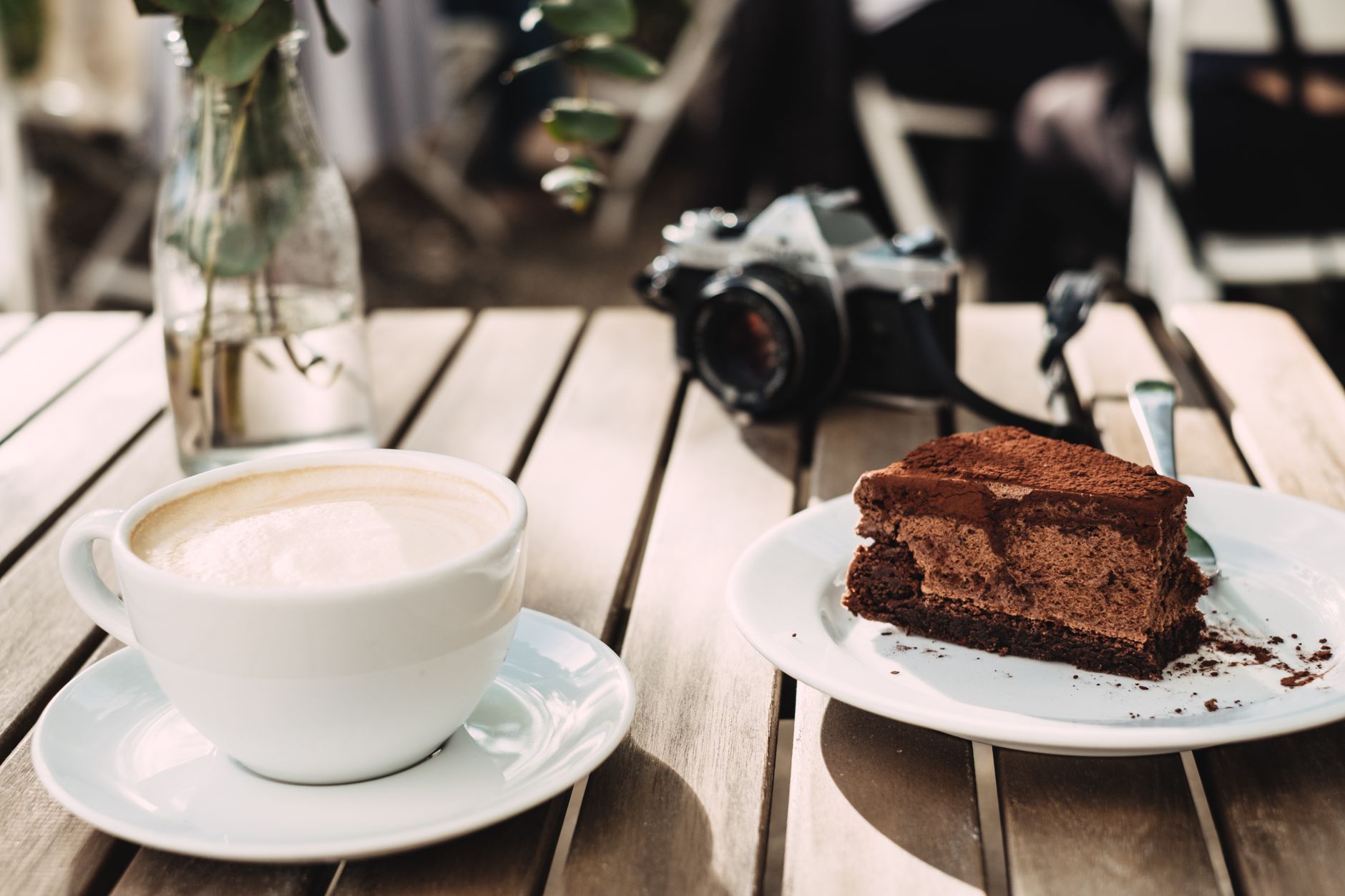 Cappuccino und Kuchen im Café
