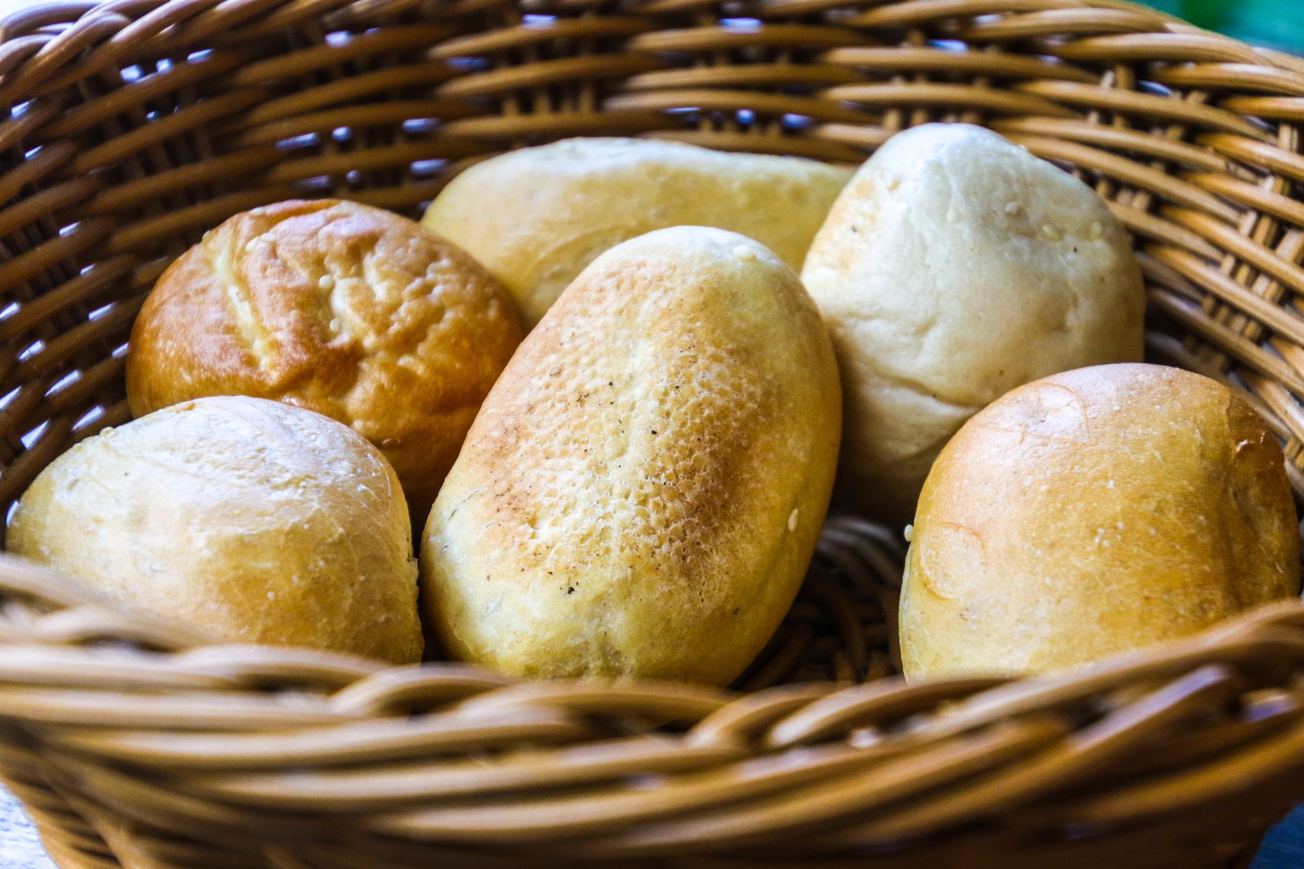 Frische Semmeln im Brotkorb
