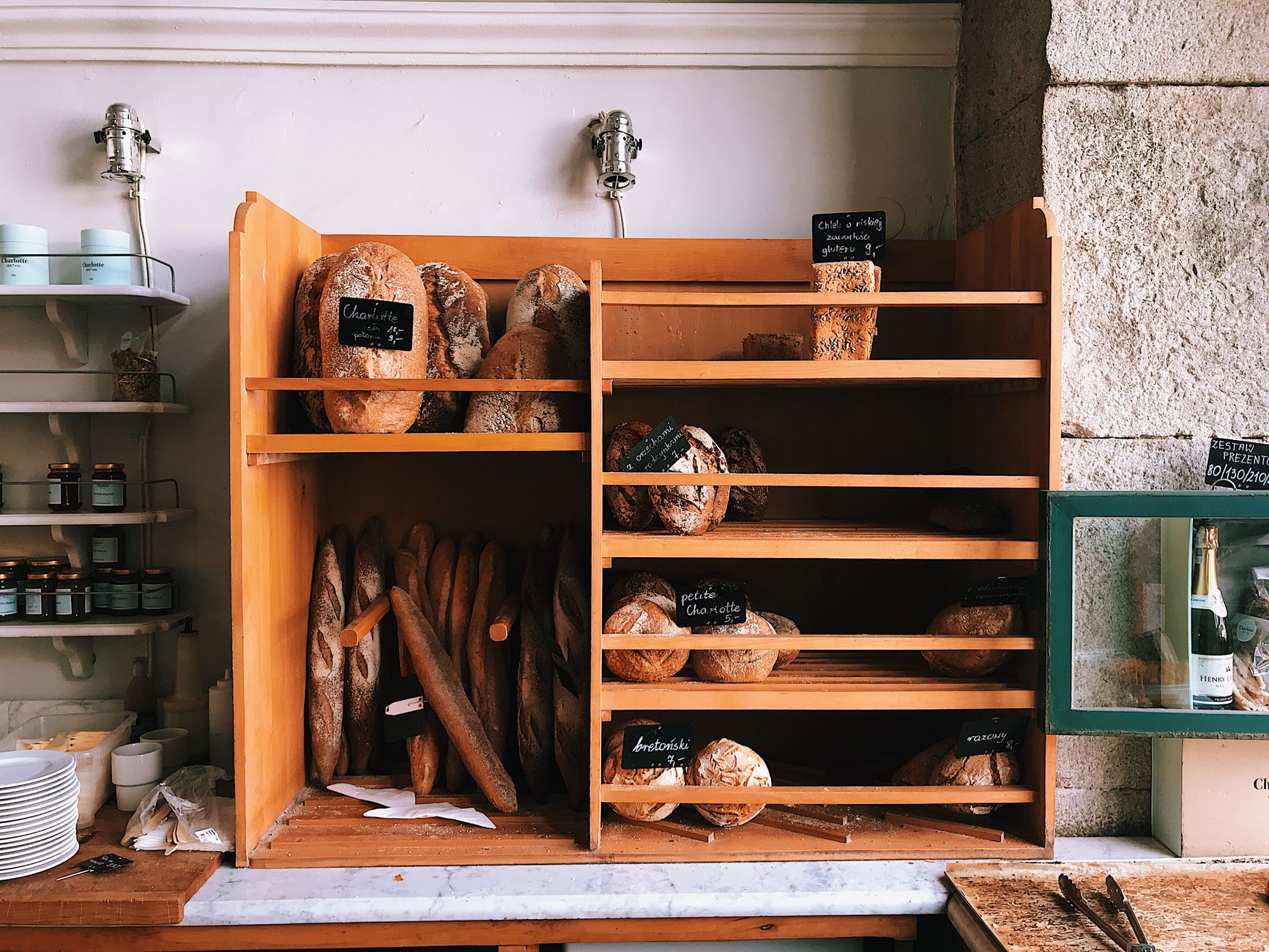 Brotregal in der Bäckerei