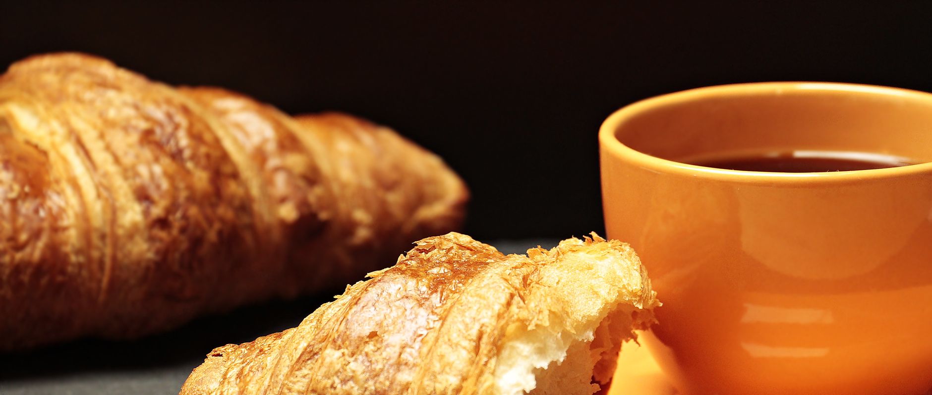 Croissant und Kaffee