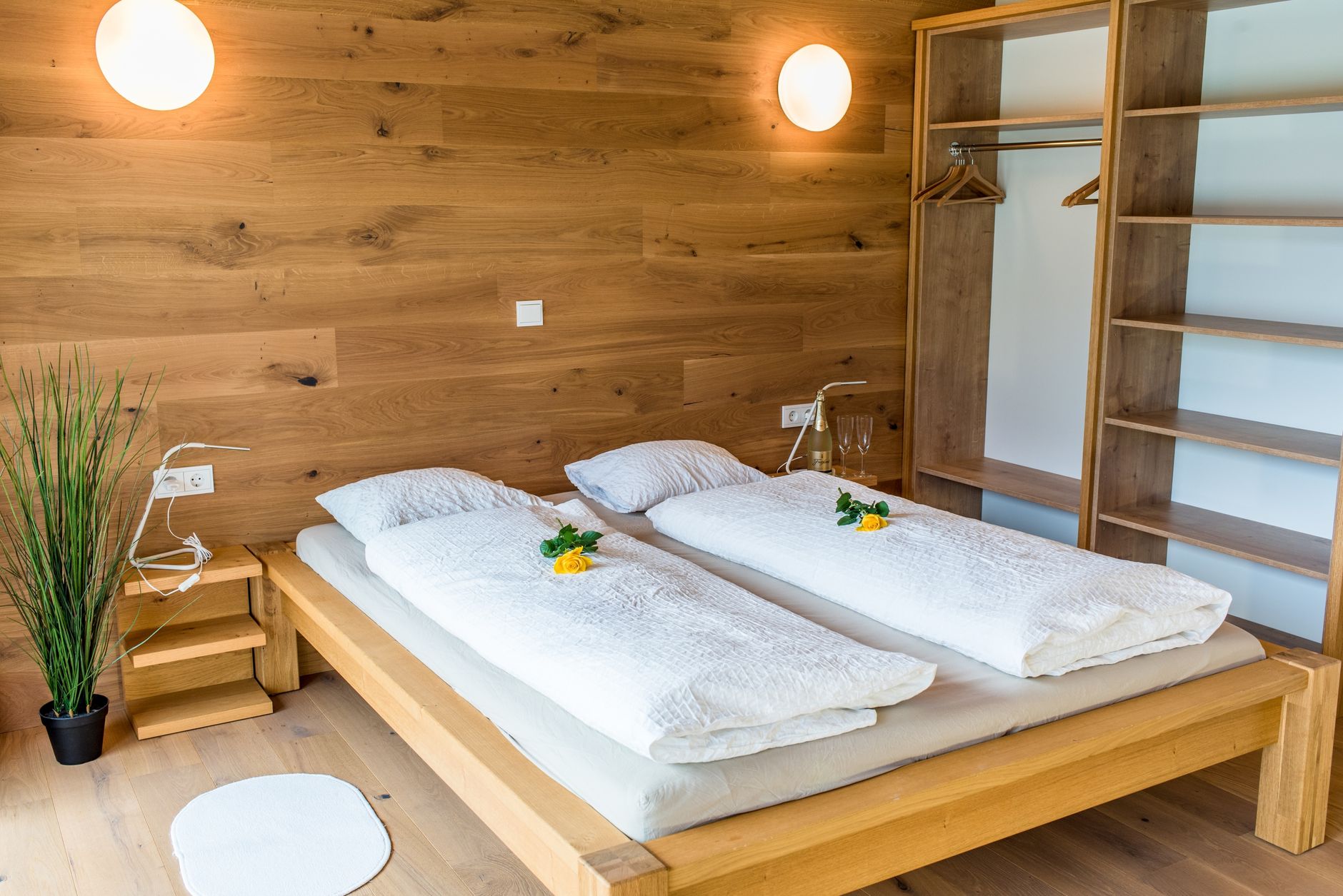 Zimmer mit Holzwand in der Pension