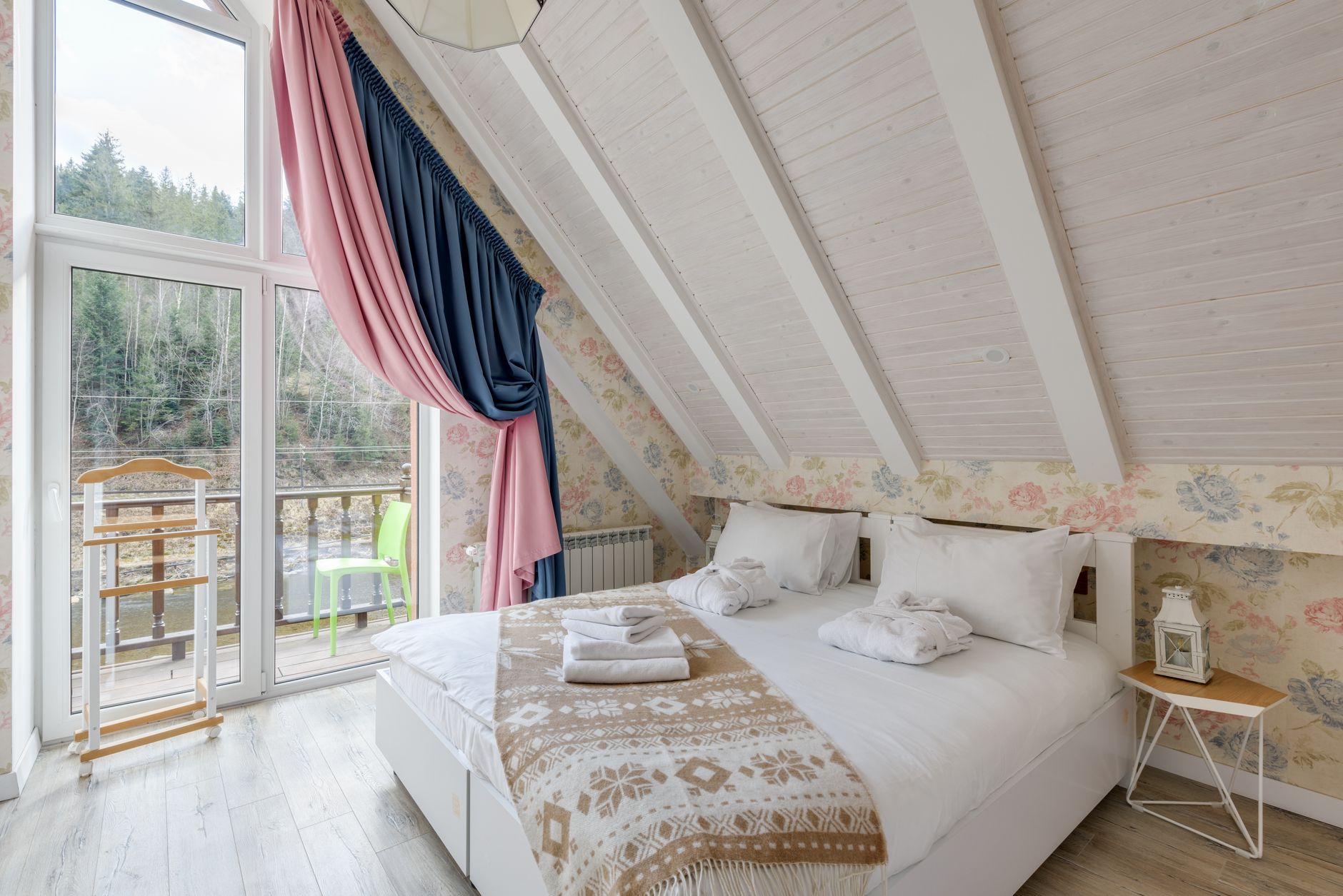 Helles Zimmer mit Bergblick