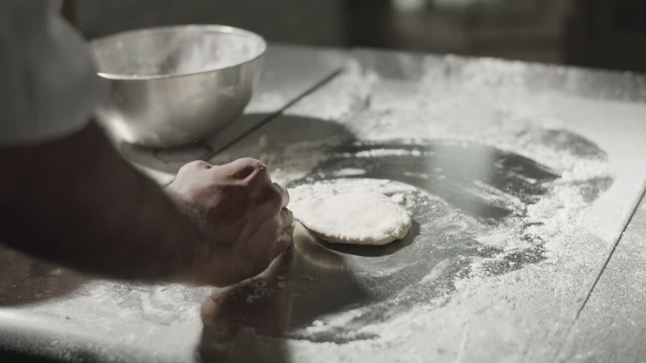 Bäckerhände formen Teiglinge